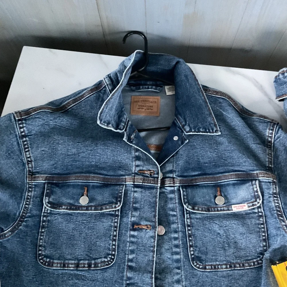 LEVI STRAUSS & CO SIGNATURE SHORT DENIM JEANS JACKET NWOT SZ L - Picture 3 of 4